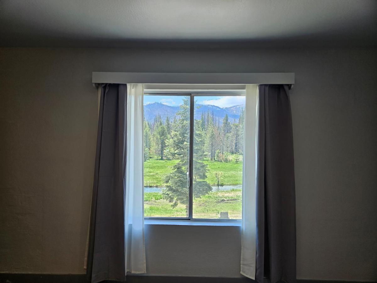 The Black Forest Lodge Red Bluff Exteriör bild